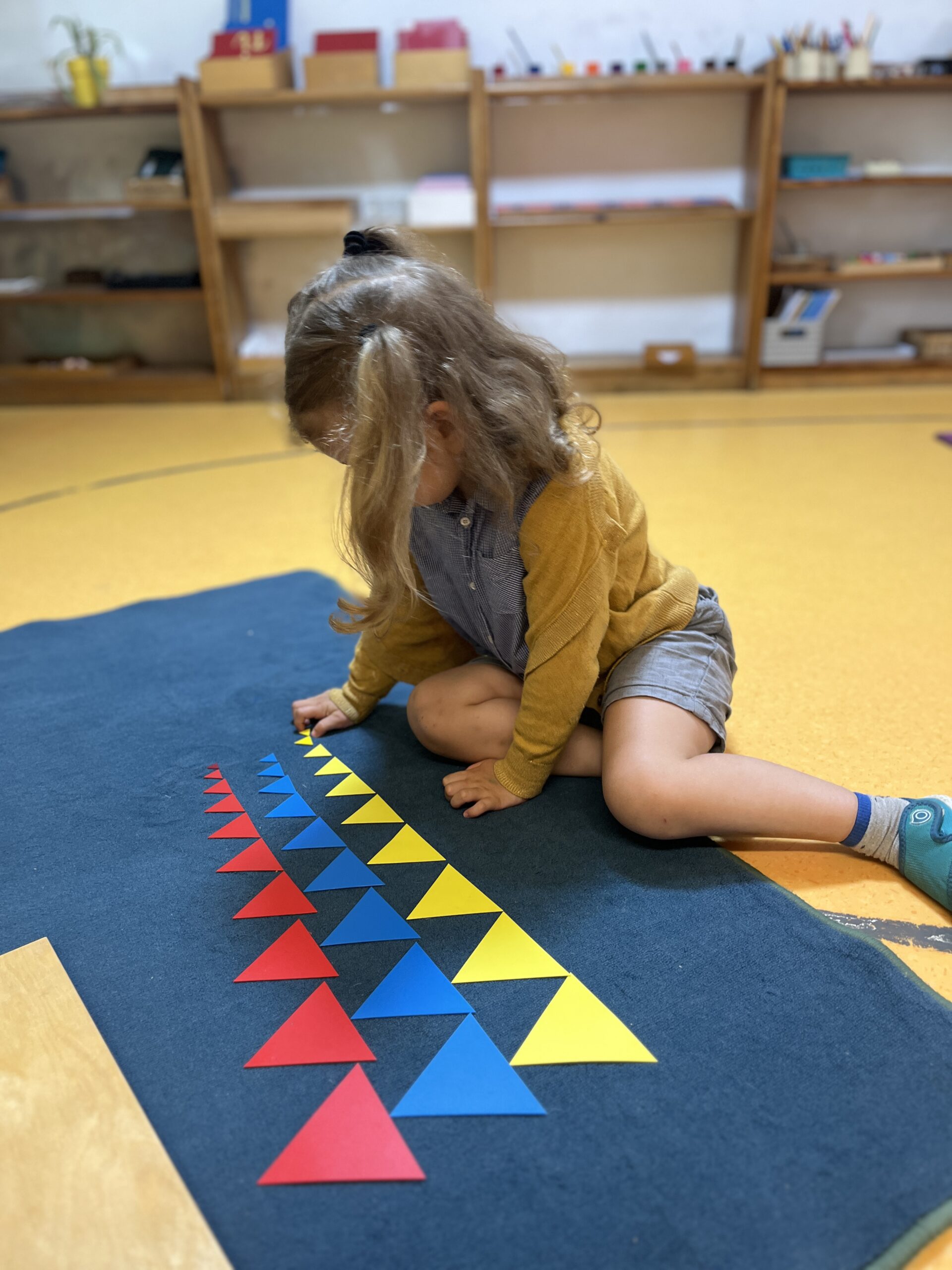 Enfant utilisant du matériel sensoriel Montessori
