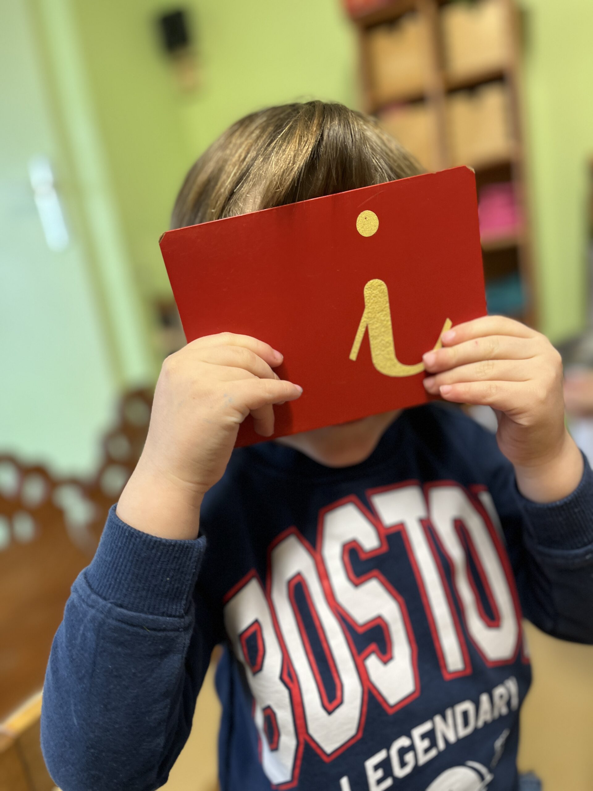 Enfant découvrant une activité de langage Montessori