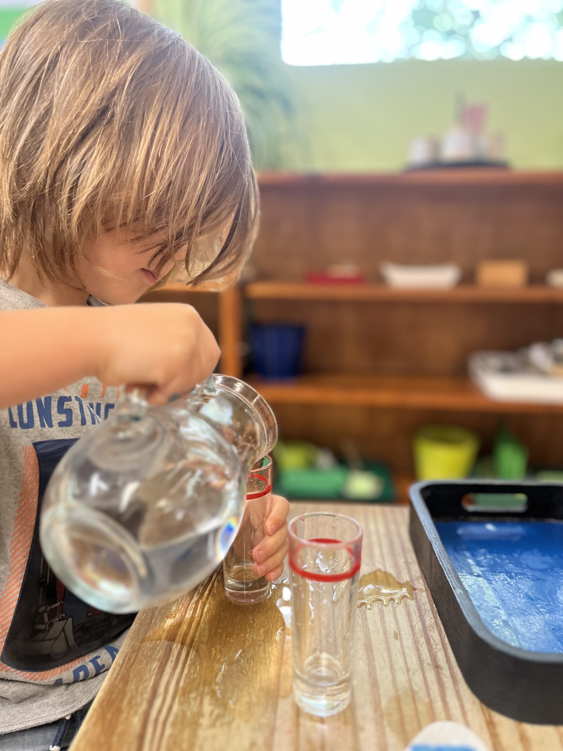 Enfant concentré dans une activité Montessori