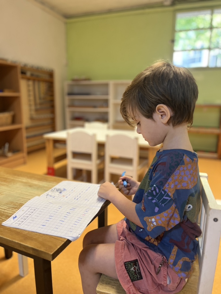 Enfant travaillant avec du matériel de langage Montessori