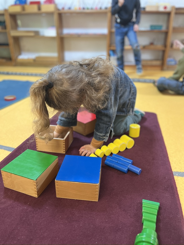 Enfant travaillant avec du matériel sensoriel Montessori