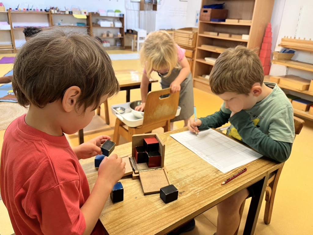 Des enfants travaillent de manière autonome dans une ambiance Montessori