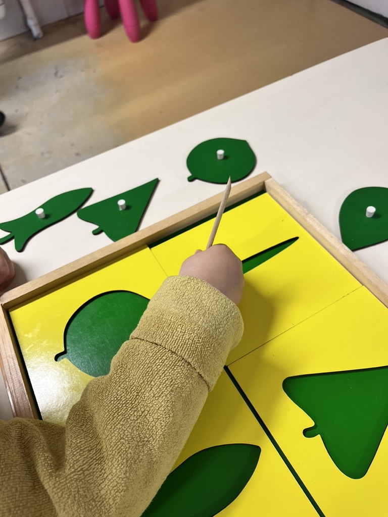 Enfant manipulant du matériel sensoriel Montessori