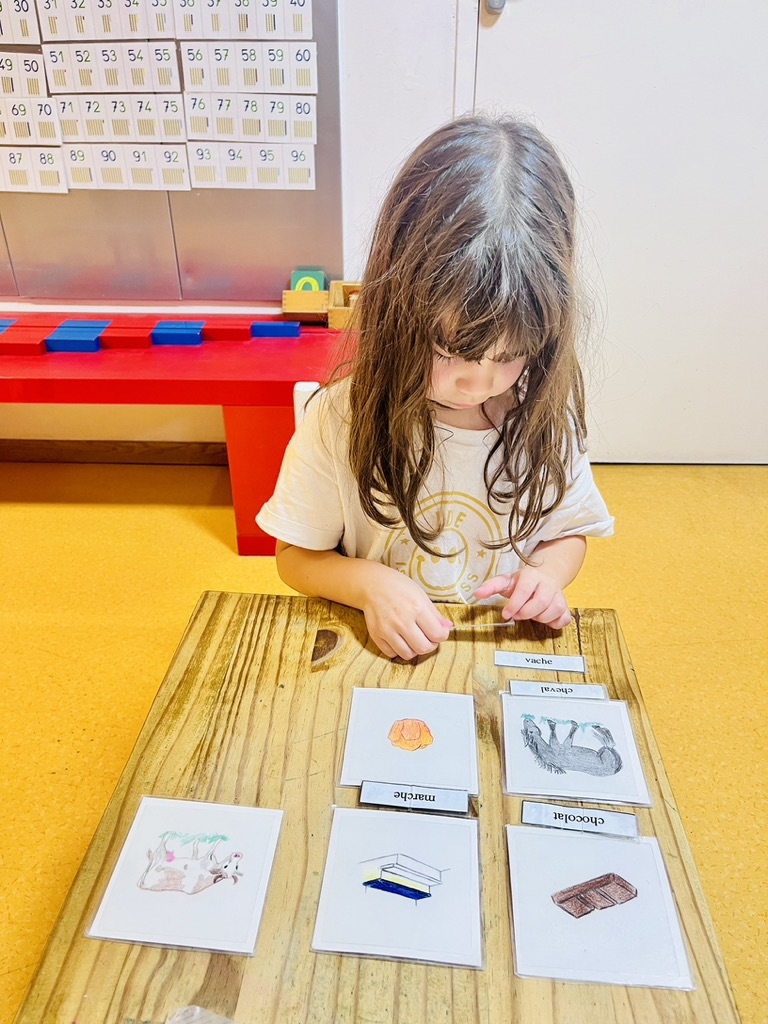 Activité de langage dans une ambiance Montessori