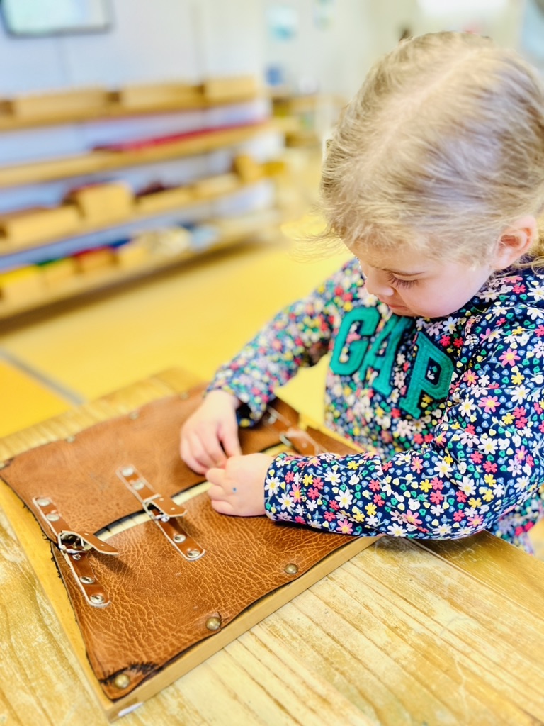 Enfant réalisant une activité de Vie Pratique