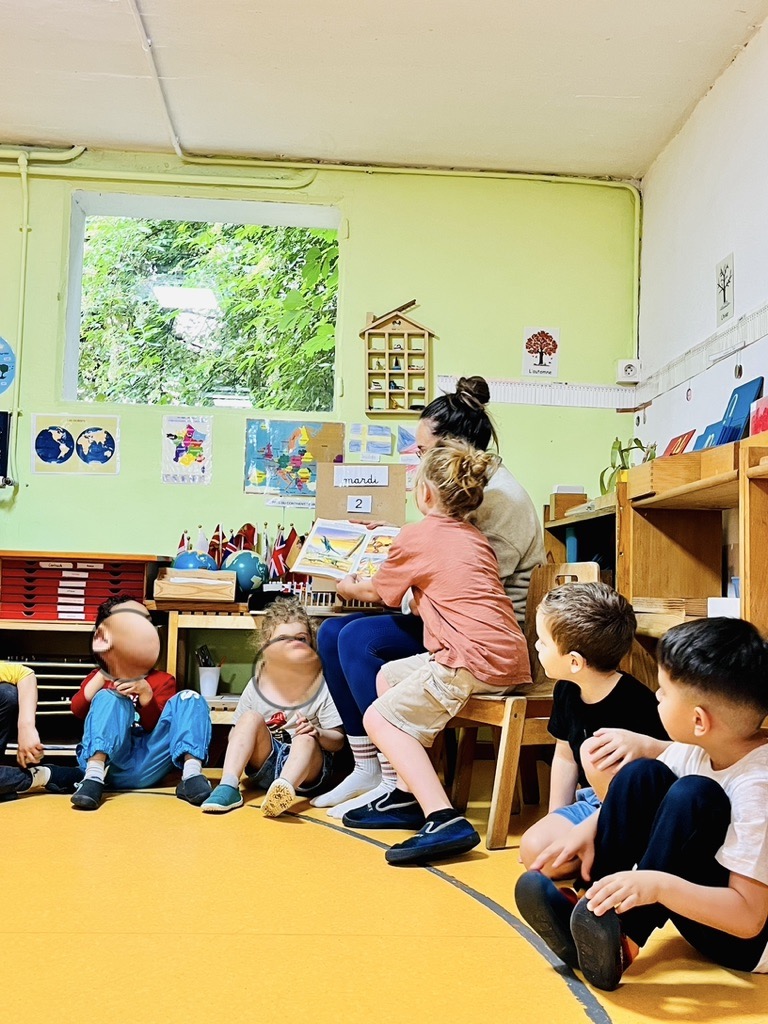 Un regroupement avec les enfants dans la classe Montessori