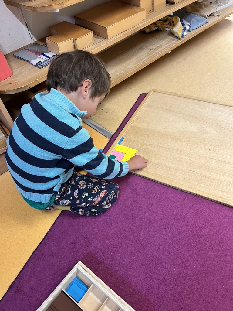 Enfant concentré sur une activité Montessori