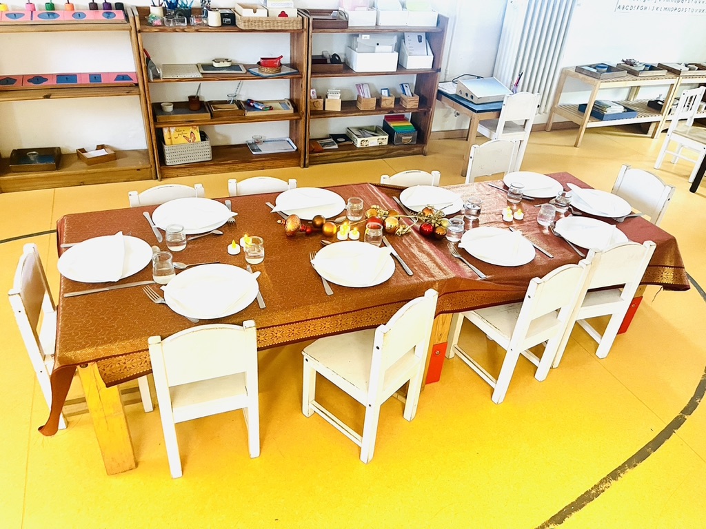 La table préparée pour le repas à l'école Montessori