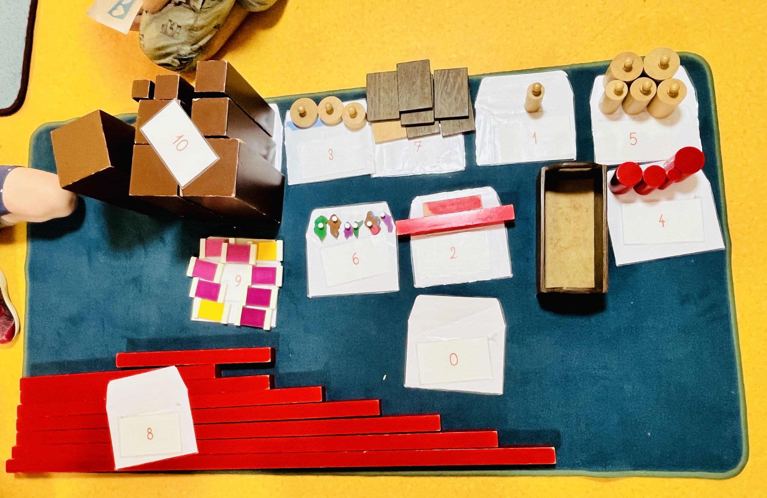 Enfant explorant les mathématiques avec du matériel Montessori
