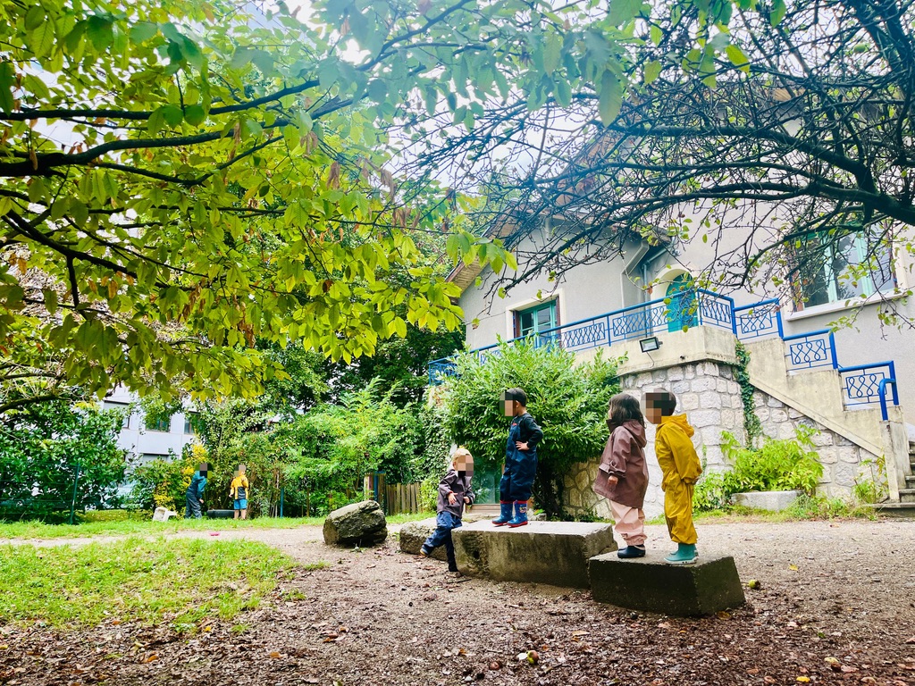 Les enfants profitent du jardin après la journée scolaire