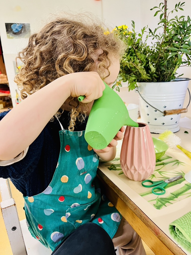Enfant apprenant par l'expérience et la découverte