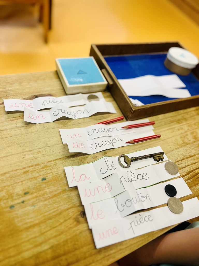Enfant développant son langage dans une ambiance Montessori