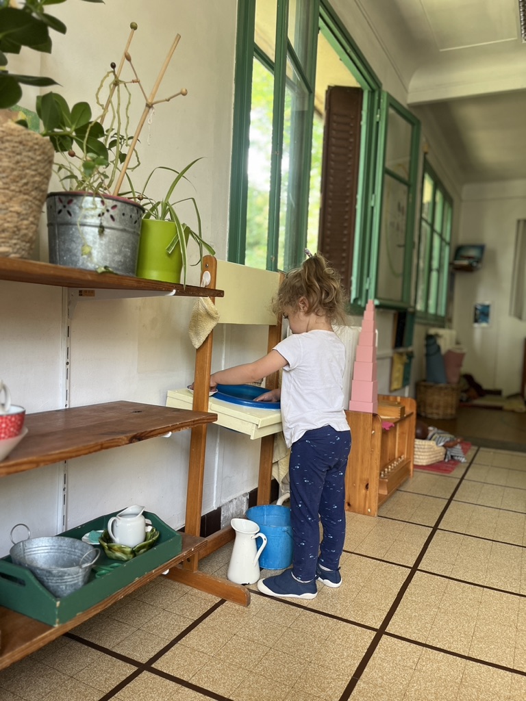 Enfant développant son autonomie dans l'ambiance Montessori