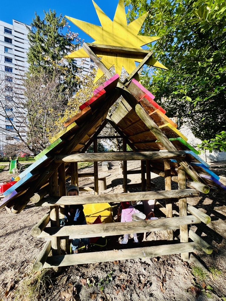 Les enfants profitent du jardin de l'école