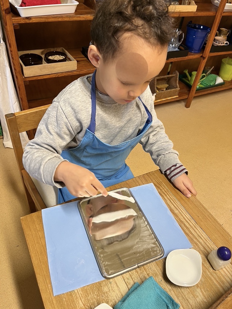 Enfant explorant une activité Montessori