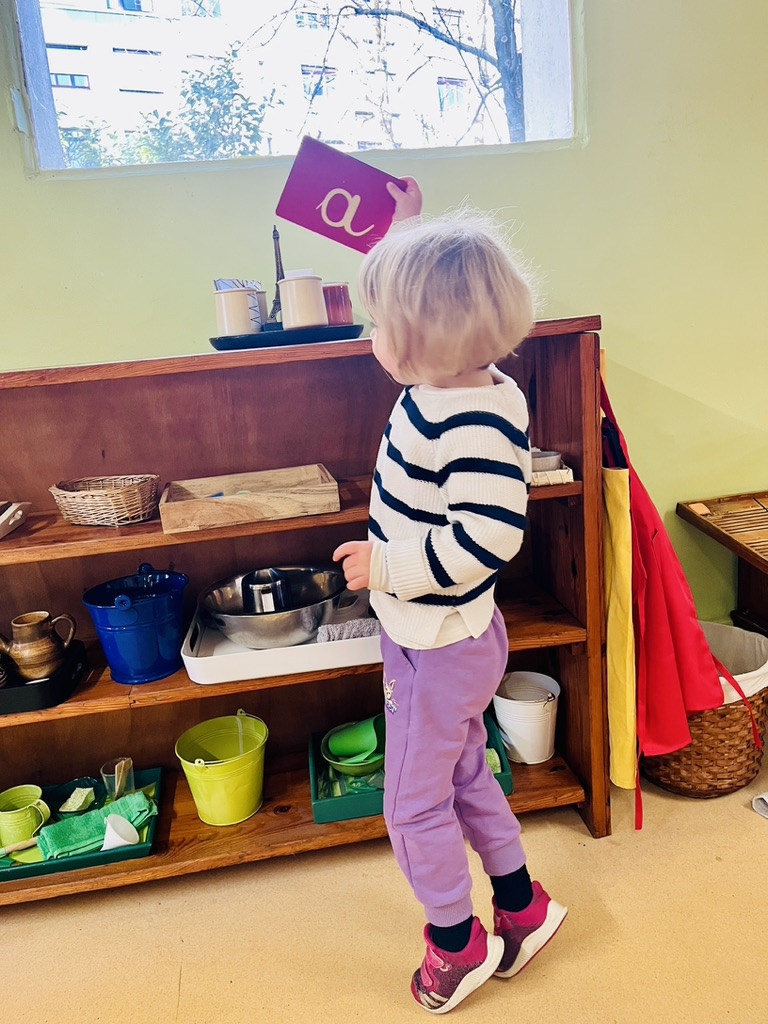 Enfant découvrant le langage dans la Maison des Enfants