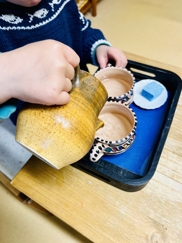 Activité de vie pratique pendant une journée à l'école Montessori