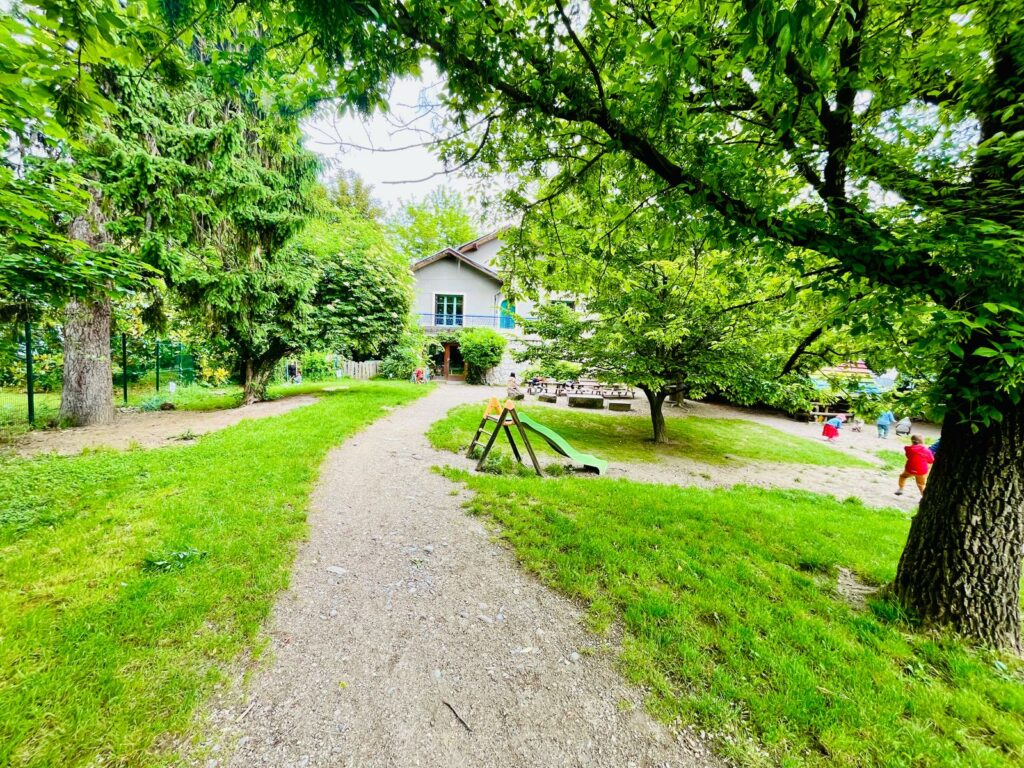 Le jardin de l'école Montessori Aide-moi à faire seul-e