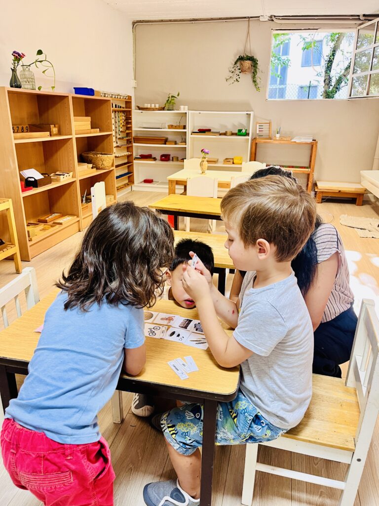 Enfants réunis autour d’une activité dans une ambiance Montessori