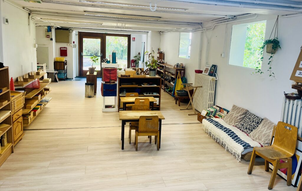 Environnement préparé dans une classe Montessori à Grenoble