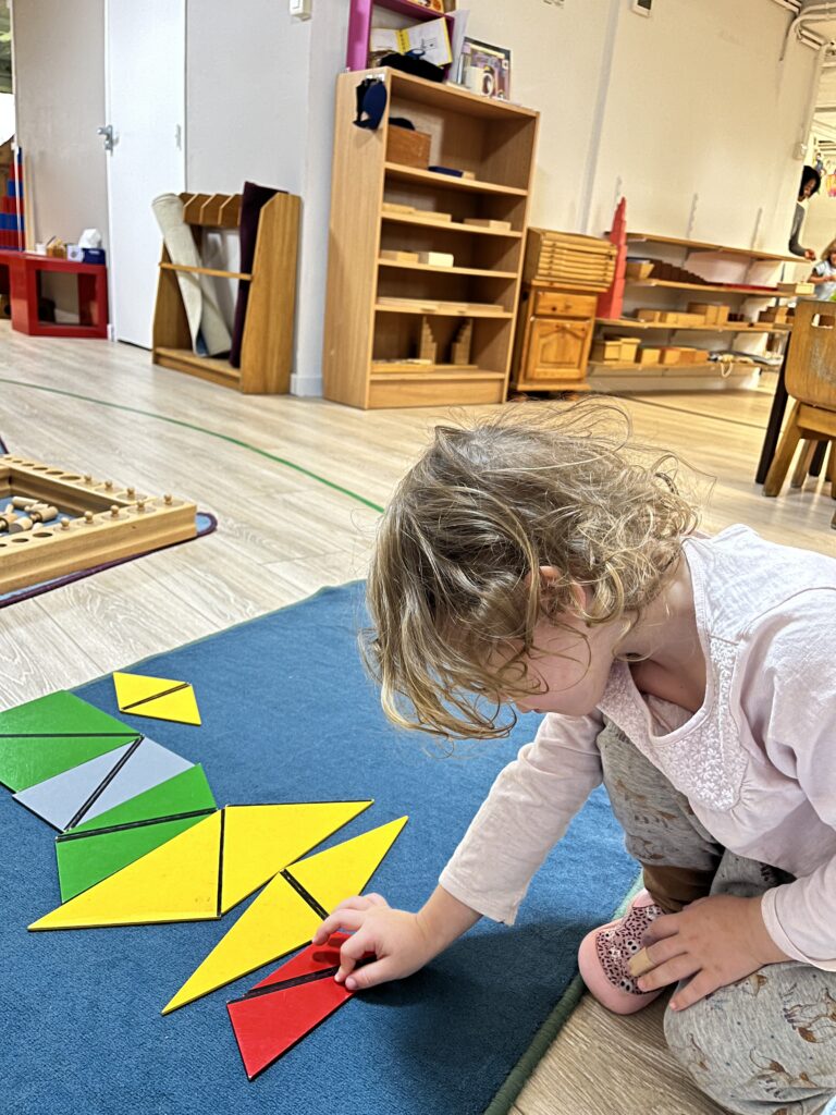 Enfant développant son autonomie en pédagogie Montessori dans une école Montessori à Grenoble